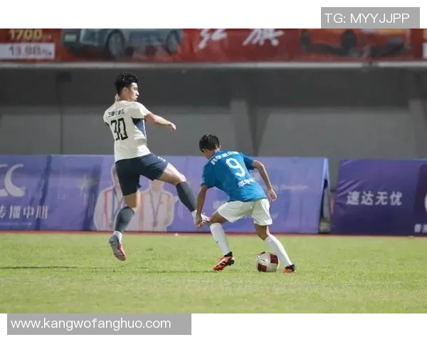 足球球星温情瞬间见证爱心传递点亮绿茵场温暖故事